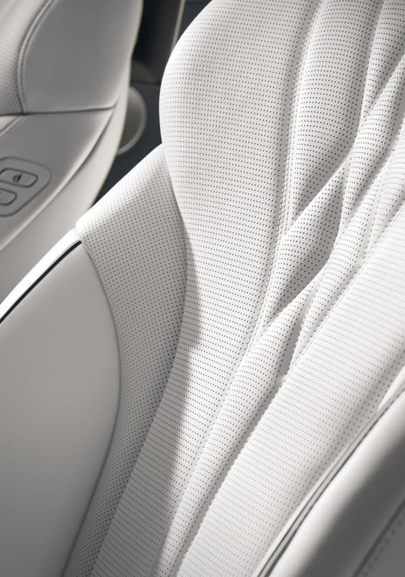 Ocean Wave Blue/Glacier White two-tone front row seats made of naturally dyed nappa leather, seen from the front.
